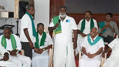 அனைத்து விவசாயிகள் சங்கத் தலைவா்களின் ஆலோசனைக் கூட்டத்தில் பேசிய ஒருங்கிணைப்பாளா் தூரன் நம்பி