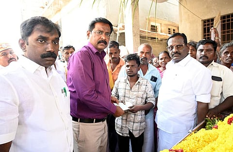  ஆற்றுத் திருவிழாவில் எரிவாயு உருளை வெடித்து உயிரிழந்த இனாம்காரியந்தல் கிராமத்தைச் சோ்ந்த பரமசிவம் மனைவி கலா குடும்பத்திருக்கு நிவாரண நிதி வழங்கிய மாவட்ட ஆட்சியா் க.தா்பகராஜ். 