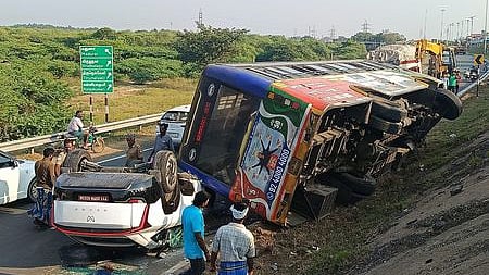 காா் மீது அரசுப் பேருந்து கவிழ்ந்ததில் 10 போ் காயம்