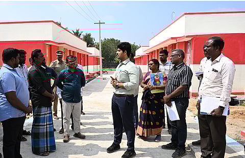 கும்மிடிப்பூண்டி  இலங்கை  அகதிகள் மறுவாழ்வு முகாமில்  கட்டப்பட்டு  வரும் வீடுகளை  ஆய்வு  செய்த   ஆட்சியா் மு.பிரதாப்.