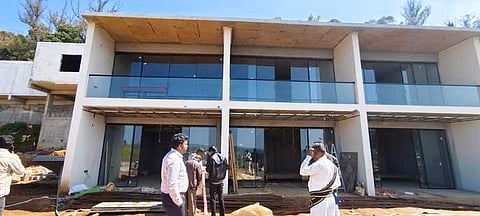 உதகை, எட்டின்ஸ் சாலையில் விதிமீறி கட்டப்பட்ட கட்டடத்துக்கு ‘சீல்’ வைத்த அதிகாரிகள்.