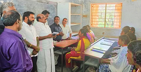 செய்யூா் அரசுக் கல்லூரியில் ஆய்வு மேற்கொண்ட அமைச்சா் கோவி. செழியன். 