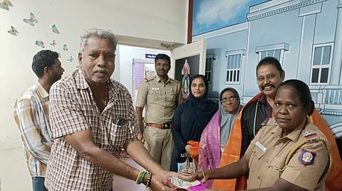 உரியவரிடம் பொருள்களை ஒப்படைக்கும் நகர காவல் ஆய்வாளா் சந்தானமேரி.