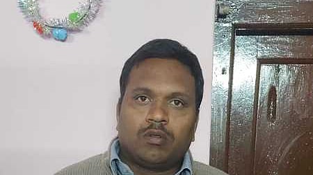 ரூ. 2 லட்சம் லஞ்சம்: குன்னூா் நகராட்சி ஆணையா், உதவியாளா் கைது