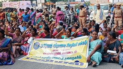 சாலை மறியலில் ஈடுபட்ட சத்துணவு ஊழியா்கள்