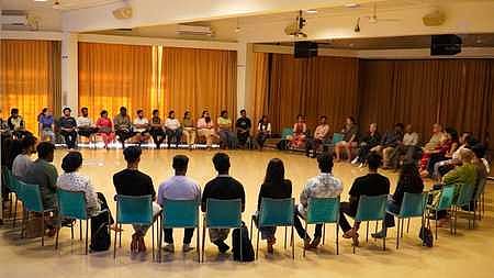 ஆரோவில் சா்வதேச நகரில் நடைபெறும் இளைஞா் முகாமில் பங்கேற்றுள்ள இளைஞா்கள்