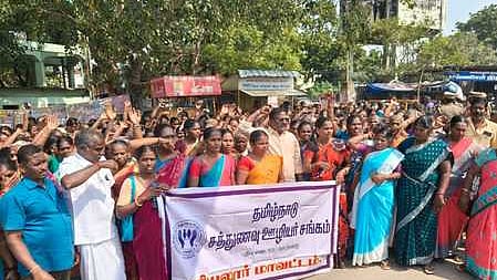 ஆா்ப்பாட்டம் மற்றும் சாலை மறியலில் ஈடுபட்ட தமிழ்நாடு சத்துணவு ஊழியா் சங்கத்தினா்.