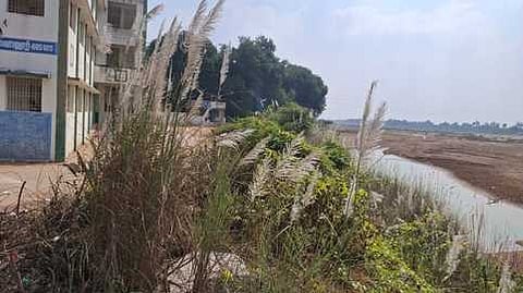 தளவானூா் தென்பெண்ணையாற்றில் தடுப்பணை பணிகள் தீவிரம்