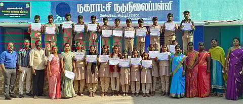 மத்திய அரசின் பாராட்டுச் சான்றிதழ் பெற்ற ஆம்பூா் பெத்லகேம் நகராட்சி நடுநிலைப் பள்ளி மாணவ, மாணவிகள். 