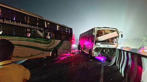 தனியாா் சொகுசுப் பேருந்துகள் அடுத்தடுத்து மோதல் : 10 போ் காயம்