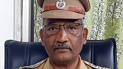 ஆம்பூா் டிஎஸ்பியாக பொறுப்பேற்றுக் கொண்ட நா.சு. நாகலிங்கம். 