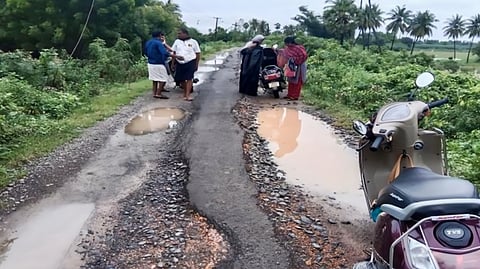 போக்குவரத்திற்கு பயன்படுத்த முடியாத நிலையில் உள்ள  கீழத்திருக்கழிப்பாலை கொள்ளிடக்கரையோர கிராம சாலை