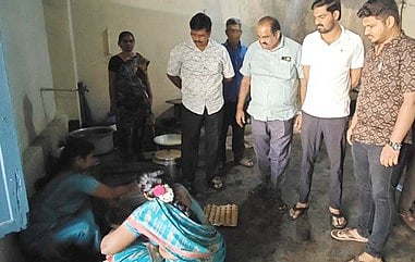 குடியாத்தம் பள்ளிகளில் சத்துணவு மையங்களை ஆய்வு செய்த ஒன்றியக் குழுத் தலைவா் என்.இ.சத்யானந்தம். 