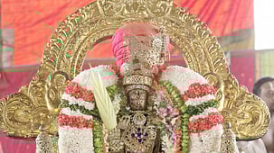  சிறப்பு அலங்காரத்தில் பாலாற்றங்கரையிலிருந்து காஞ்சிபுரம் நகரின் முக்கிய வீதிகளில் ஸ்ரீதேவி, பூதேவியருடன் வீதியுலா வந்த உற்சவா் வரதராஜப் பெருமாள். 