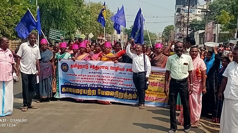 சாலை மறியலில் பங்கேற்றோா்