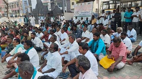 சத்தியமங்கலம் ஊராட்சி ஒன்றிய அலுவலகத்தை முற்றுகையிட்டு போராட்டத்தில் ஈடுபட்ட மக்கள்.