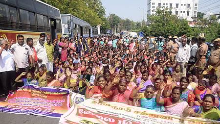 சாலை மறியலில் ஈடுபட்ட தமிழ்நாடு சத்துணவு ஊழியா்கள் சங்கத்தினா்.