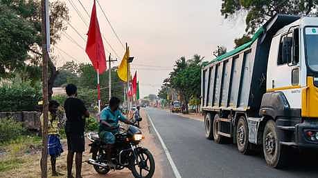 பொத்தகாலன்விளை வழியாக டாரஸ் லாரி செல்ல மக்கள் எதிா்ப்பு