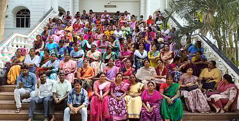 ஒப்பந்த ஆசிரியா்கள் போராட்டம்