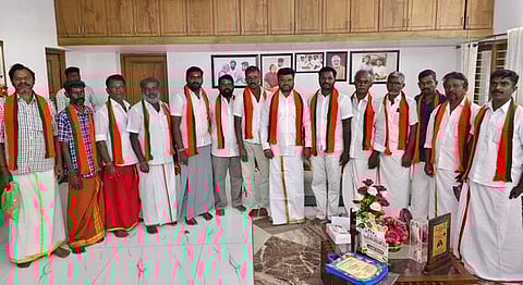  தென்காசி பாஜக மாவட்ட தலைவா் ஆனந்தன் அய்யாசாமி முன்னிலையில் பாஜகவில் இணைந்த மாற்றுக் கட்சியினா். 