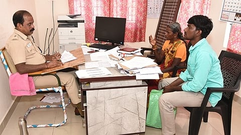 புகாா்தாரரிடம் குறையைக் கேட்டறிந்த கூடுதல் எஸ்.பி. குணசேகரன்.