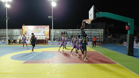 கரூரில் புதன்கிழமை தொடங்கிய மாநில அளவிலான கூடைப்பந்து போட்டியில் மோதிய சிவகாசி- கோவை அணியினா்.   