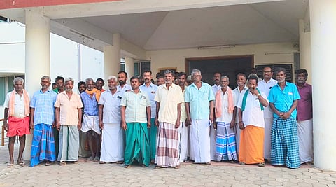 பழனியில் தனி ஊராட்சியாக அறிவிப்பு வெளியிட வேண்டி புதன்கிழமை பழனி ஊராட்சி ஒன்றிய அலுவலகத்தை முற்றுகையிட்ட கோம்பைப்பட்டி கிராமமக்கள். 