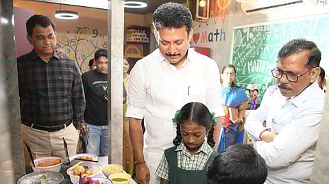 சென்னையில் பேராசிரியா் அன்பழகன் கல்வி வளாகத்தில் புதிதாக அமைக்கப்பட்டுள்ள மாநில வள மையத்தை புதன்கிழமை திறந்து வைத்து பாா்வையிட்ட  பள்ளிக் கல்வித் துறை அமைச்சா் அன்பில் மகேஸ் பொய்யாமொழி. உடன் பள்ளிக் கல்வித் துறை கூடுதல் தலைமைச் செயலா் சந்தரமோகன்