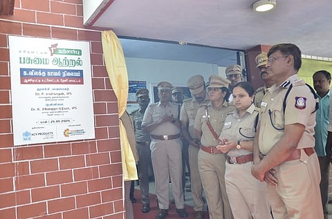 தேனி அருகேயுள்ள க.விலக்கில் புதன்கிழமை பசுமை ஆற்றல் காவல் நிலையத்தை திறந்து வைத்த திண்டுக்கல் சரக  காவல் துறை துணைத் தலைவா் பி.சாமிநாதன். உடன் தேனி மாவட்ட காவல் கண்காணிப்பாளா் சினேஹாப்ரியா.  