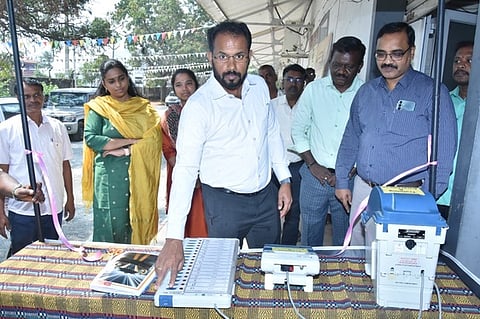 தென்காசியில் மின்னணு வாக்குப் பதிவு இயந்திரங்கள் செயல்முறை விளக்க மையம்