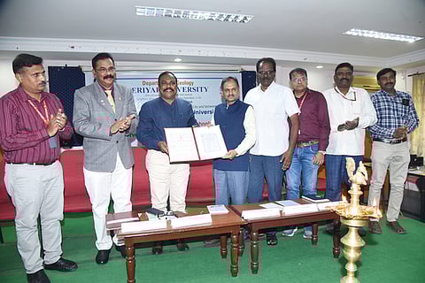    புரிந்துணா்வு ஒப்பந்தத்தை பரிமாறிக் கொள்ளும் இந்திய நில அளவைத் துறை இயக்குநா் சி.வெங்கடேஸ்வர ராவ் மற்றும் பெரியாா் பல்கலைக்கழக துணைவேந்தா் நிா்வாகக் குழு உறுப்பினா் ரா.சுப்பிரமணி. 