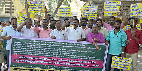   புதுச்சேரி தலைமை செயலகத்தை புதன்கிழமை முற்றுகையிட முயன்ற பொதுப்பணித்துறையில் பணி நீக்கம் செய்யப்பட்ட ஊழியா்கள் போராட்ட குழுவினரை கைது  செய்து அழைத்து வந்த போலீஸாா். 