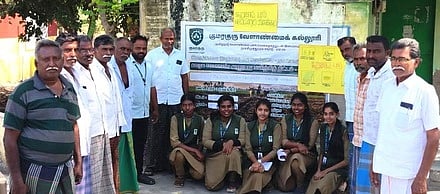  சங்ககிரி வட்டம், இருகாலூரில் நடைபெற்ற ஊட்டமேற்றிய தொழு உரம் குறித்த செயல்முறை விளக்க நிகழ்ச்சியில் கலந்துகொண்ட வேளாண்மைக் கல்லூரி மாணவிகள்.  