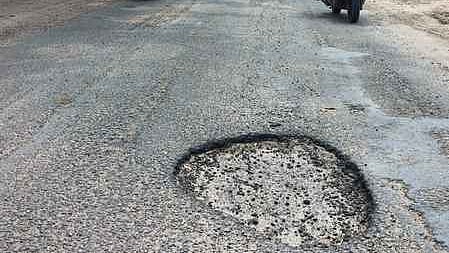 சேதமடைந்த சாலை