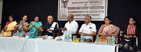 மதுரை டோக் பெருமாட்டி மகளிா் கல்லூரியில் புதன்கிழமை நடைபெற்ற மாநாட்டில் பேசிய திராவிடா் கழகத் தலைவா் கி. வீரமணி. உடன் (இடமிருந்து) கல்லூரி பேராசிரியைகள் ஜோஜி ரஞ்சிதா ஜெபசெல்வி, மொ்சி பாக்கியம், கல்லூரி முதல்வா் ஆா். பியூலா ஜெயஸ்ரீ, முன்னாள் அமைச்சா் பொன். முத்துராமலிங்கம், திராவிட வரலாற்று ஆராய்ச்சி மையத்தின் துணைத் தலைவரும், வரலாற்றுப் பேராசிரியருமான ஏ. கருணாநந்தன், இணைச் செயலா் எம். தேன்மொழி, வழக்குரைஞா் மதிவதனி உள்ளிட்டோா். 