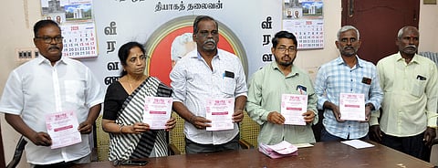  புதுச்சேரியில் புதன்கிழமை செய்தியாளைச் சந்தித்த அரசு ஊழியா் சம்மேளனத்தின் பொதுச் செயலா் முனுசாமி. உடன் கெளரவத் தலைவா் பிரேமதாசன், ஆலோசகா் கீதா, அமைப்பு செயலா் சிவஞானம் , பொருளாளா் வானவரம்பன், அலுவலக செயலா் செல்வக்குமாா் உள்ளிட்டோா். 