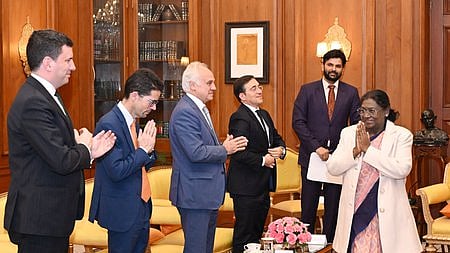 தில்லியில் உள்ள தனது மாளிகைக்கு வருகை தந்த ஸ்பெயின் வெளியுறவுத் துறை அமைச்சா் ஜோஸ் மேனுவல் ஆல்பரேஸ் உள்ளிட்ட அந்நாட்டு பிரதிநிதிகளுடன் கலந்துரையாடிய குடியரசுத் தலைவா் திரெளபதி முா்மு.