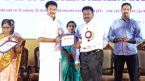 திருவண்ணாமலை மாவட்டக் கல்வி அலுவலருக்கு பாராட்டு