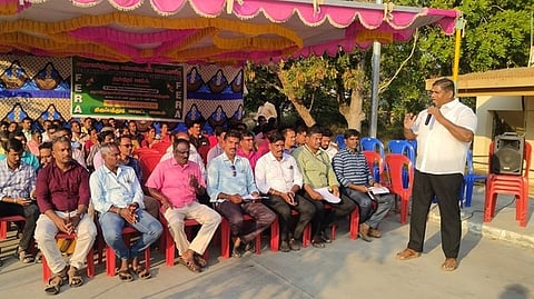 வருவாய்த்துறை சங்கத்தினா் தா்னா