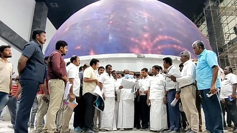 கோவை காந்திபுரத்தில் அமைக்கப்பட்டுள்ள பெரியாா் நூலகம் மற்றும் அறிவியல் மையத்தை ஆய்வு செய்கிறாா் அமைச்சா் எ.வ.வேலு. உடன், ஆட்சியா் பவன்குமாா் க.கிரியப்பனவா், மாநகராட்சி ஆணையா் மா.சிவகுரு பிரபாகரன் உள்ளிட்டோா்.