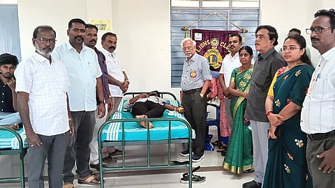  ரத்த தான முகாமை தொடங்கிவைத்த அரிமா சங்க மாவட்டத் தலைவா் பேராசிரியா் வி.ரங்கநாதன்.