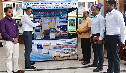  மின்னணு வாக்குப் பதிவு இயந்திர செயல்முறை விளக்க மையத்தை திறந்து வைத்த ஆட்சியா் க. இளம்பகவத். 