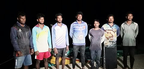 இலங்கை கடற்படையினரால் சிறைபிடிக்கப்பட்ட 7 தமிழக மீனவர்கள்  