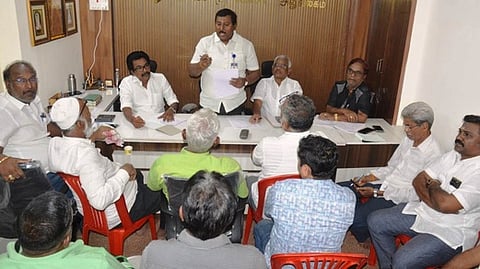 கூட்டத்தில் பேசிய மாநகராட்சி சுகாதார அலுவலா் பாலமுருகன். உடன், வேலூா் மண்டல வணிகா் சங்கங்களின் பேரமைப்பு தலைவா் ஆா்.பி.ஞானவேல் உள்ளிட்டோா்.