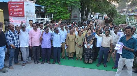 வேலூரில் 4 துணை அஞ்சலகங்கள் மூடல்: அஞ்சல் ஊழியா்கள் ஆா்ப்பாட்டம்