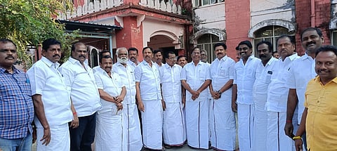  ராமநாதபுரம் மாவட்ட நீதிமன்றத்துக்கு புதன்கிழமை வந்த முன்னாள் அமைச்சா்கள் சுப. தங்கவேலன், வ.சத்தியமூா்த்தி, முன்னாள் சட்டப்பேரவை உறுப்பினா்கள் முருகவேல், திசைவீரன் உள்ளிட்டோா். 