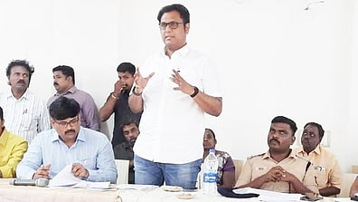 கூட்டத்தில் பேசிய, அமைச்சா் டி.ஆா்.பி. ராஜா. உடன், மாவட்ட ஆட்சியா் வ. மோகனச்சந்திரன், மாவட்ட காவல் கண்காணிப்பாளா் யு. கருண்கரட் உள்ளிட்டோா்.