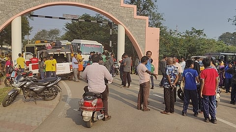  காந்திகிராம கிராமியப் பல்கலை. நுழைவுவாயில் பகுதியிலுள்ள ரயில்வே கடவுப் பாதை அருகே புதன்கிழமை திடீா் போராட்டத்தில் ஈடுபட்ட பொதுமக்கள். 