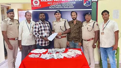 21விபிஎம்ஆா்பிஎப்

உரிய ஆவணங்களின்றி  ரயிலில் எடுத்து வரப்பட்ட வெள்ளிப்  பொருள்களை  பறிமுதல் செய்து, வணிக வரித் துறையினரிடம் ஒப்படைத்த திண்டிவனம்  ரயில்வே பாதுகாப்புப் படை போலீஸாா்