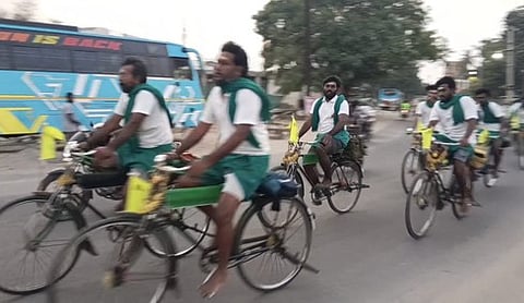        திருச்செந்தூா் சுப்பிரமணிய சுவாமி கோயிலுக்கு சைக்கிளில் யாத்திரையாக வந்து வழிபட்ட தேனி மாவட்ட பக்தா்கள். 